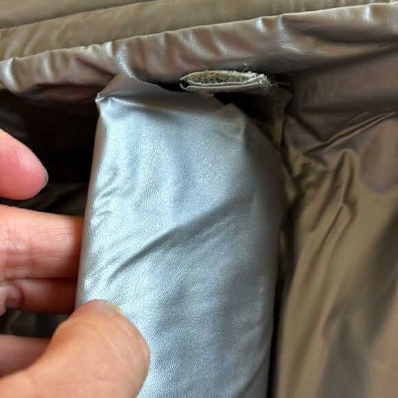 IOWA HAWKEYES NCAA OFFICIALLY LICENSED LUNCH BOX Cooler - Picture 9 of 10